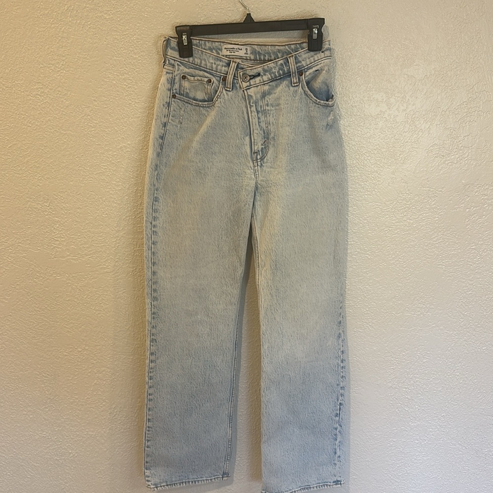 Abercrombie & Fitch ‘90s Relaxed Jean High Rise
Lightly Distressed